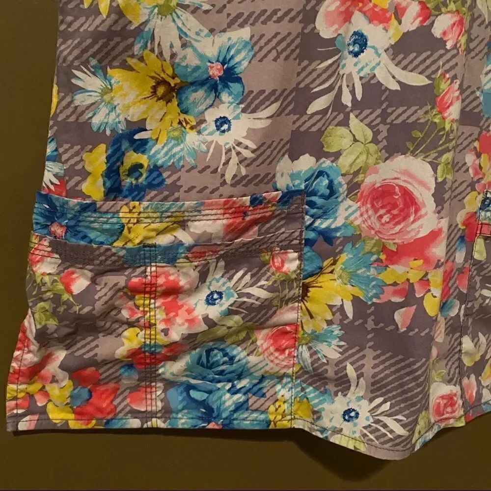 Floral Scrub Top - Picture 4 of 12